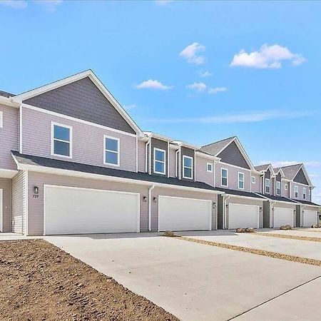 Central Cedar Falls Townhome - King Beds! Exterior photo