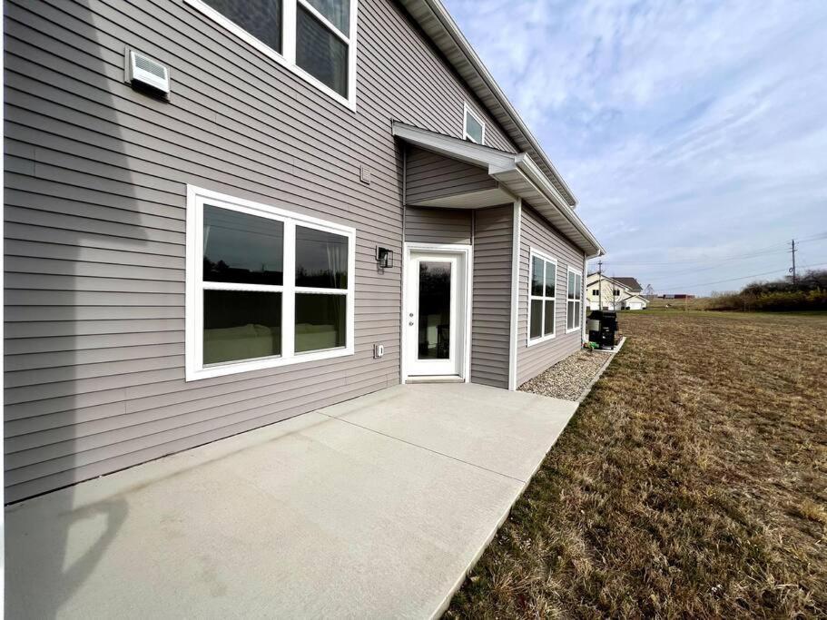 Central Cedar Falls Townhome - King Beds! Exterior photo